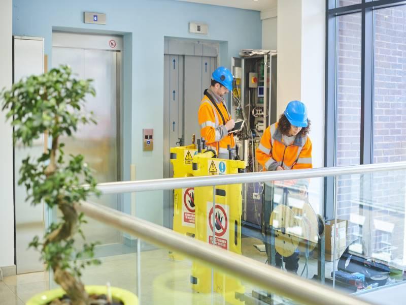 نقش سرویس اورژانسی آسانسور در حفظ امنیت افراد کم‌توان